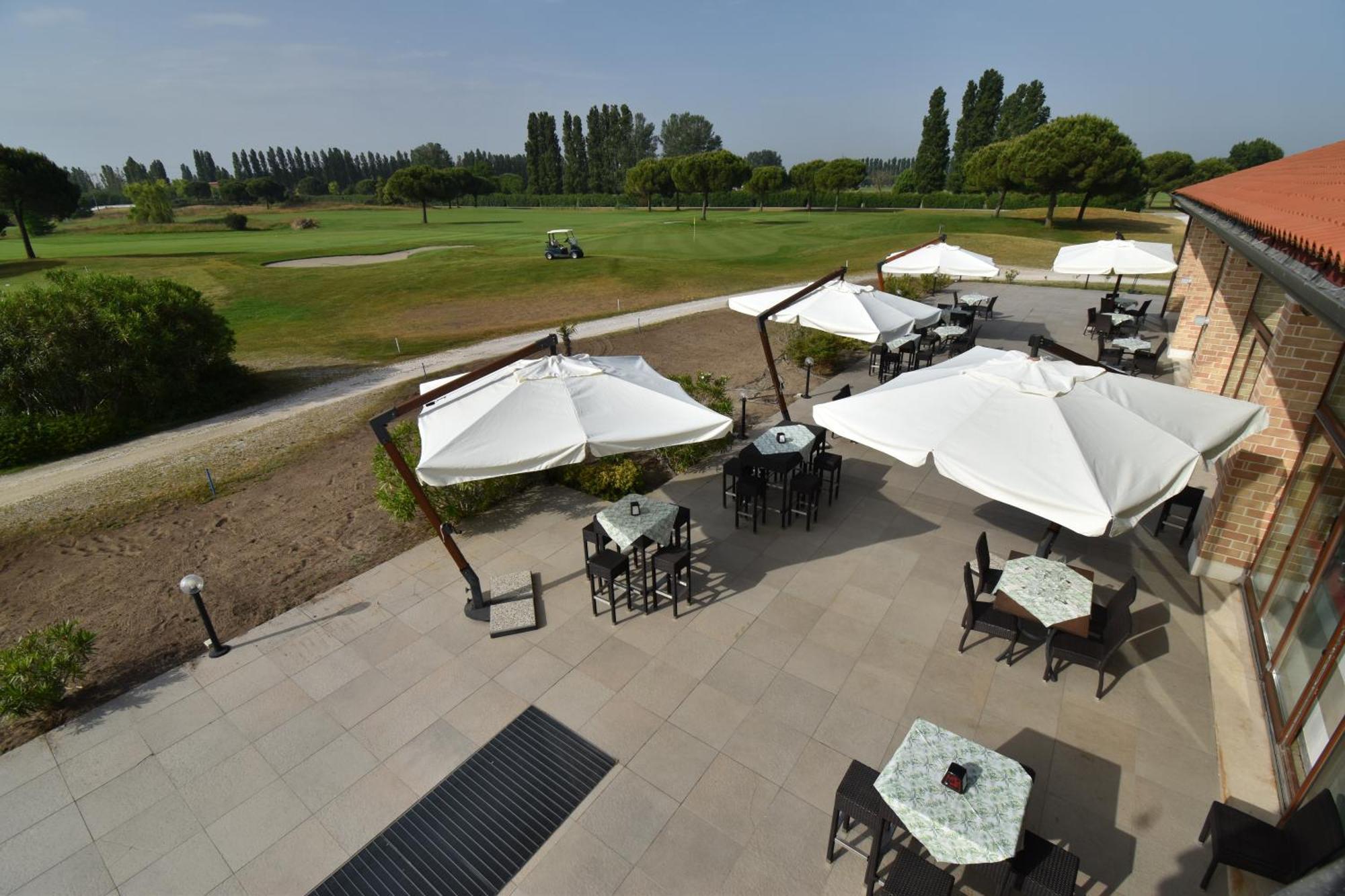 Apartment Living At Golf Club *
